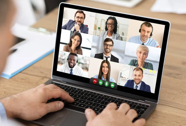 Empresário fazendo chamada de vídeo via laptop tendo reunião on-line, cortado — Fotografia de Stock