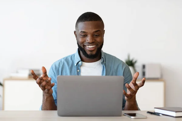 Webová konference. Veselé Millennial Afroameričan Muž s videohovory na notebooku — Stock fotografie