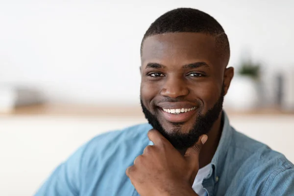 Retrato de close-up de belo sorriso afro-americano tocando barba — Fotografia de Stock