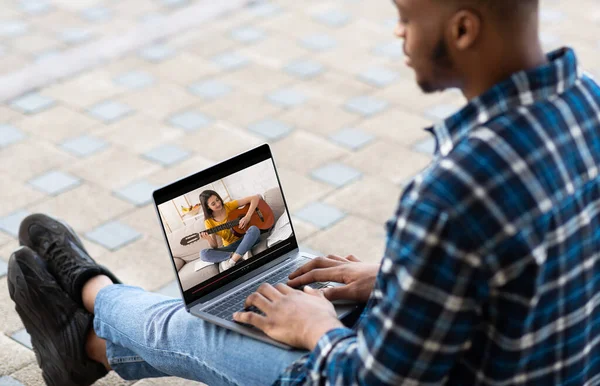 Ung svart kille som har online musik lektion på bärbar dator utomhus, kopiera utrymme — Stockfoto