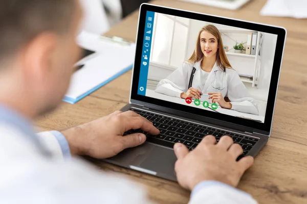 Internetowa konsultacja medyczna. mężczyzna pacjent komunikuje się z jego lekarz na laptopie w domu — Zdjęcie stockowe