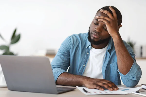 Gestresste zwarte mannelijke ondernemer met problemen op het werk, Zittend Ondersteboven In Office — Stockfoto