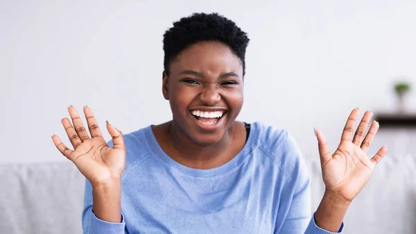 Retrato de una joven afro-americana casual riendo — Foto de Stock