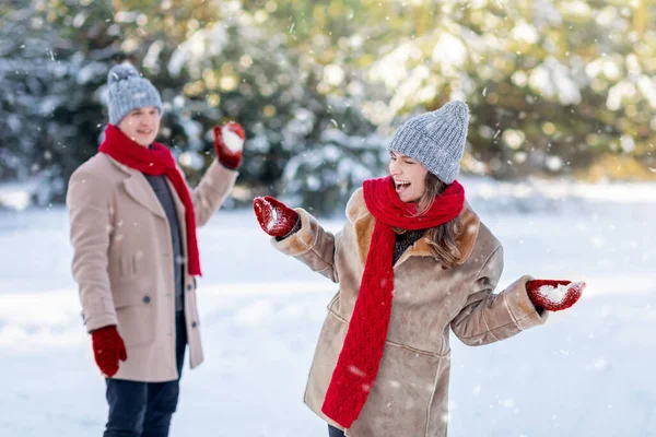 Emotionale Männer und Frauen spielen Schneebälle im Stadtpark, kopieren Raum — Stockfoto