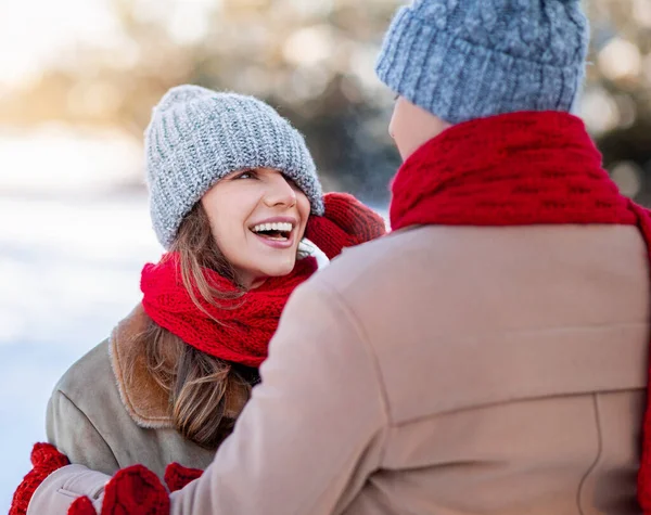 Любящий мужчина снимает со своей смеющейся подружки ледяную шляпу — стоковое фото