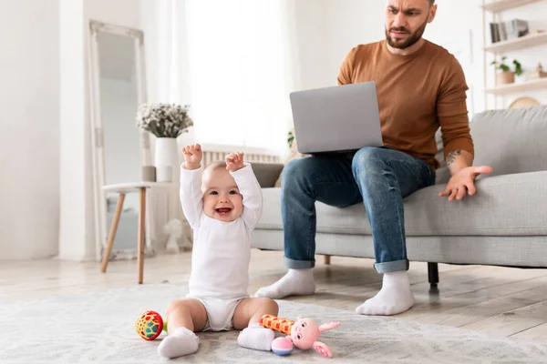Kicsi Baby Toddler játszik zavaró elégedetlen apa Freelancer Otthon — Stock Fotó