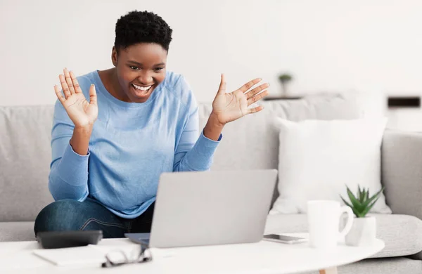 Mulher negra ter chamada de vídeo usando laptop e falando — Fotografia de Stock