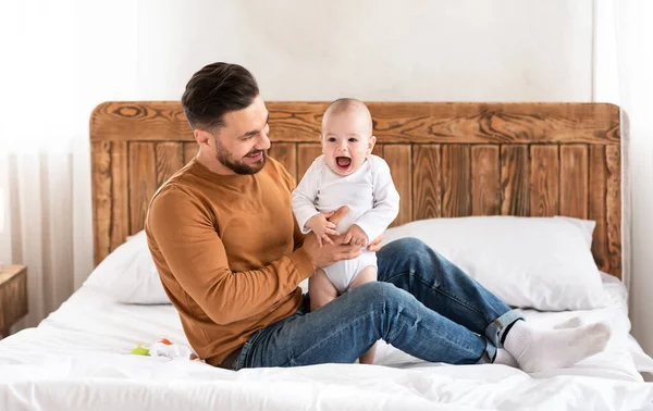 Happy Young Dad Playing With Baby Toddler Bonding In Bedroom — Stock Photo, Image
