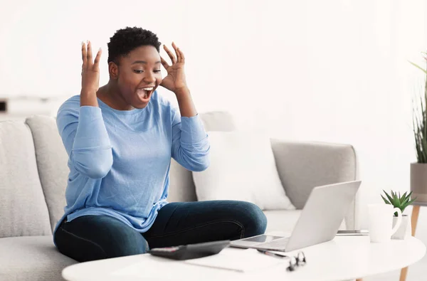 Mujer negra usando portátil celebrando el éxito gritando sí — Foto de Stock