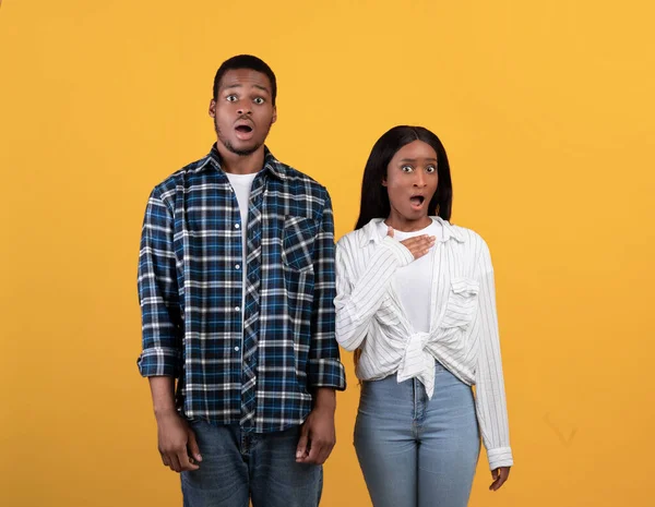 Jovem casal afro-americano assustado sentindo-se aterrorizado — Fotografia de Stock