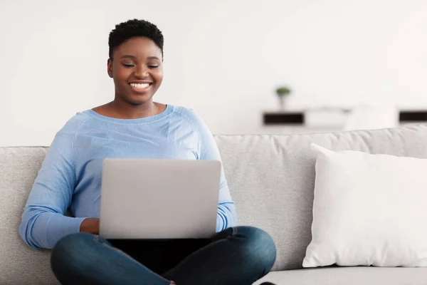 Mujer negra trabajando en la computadora, buscando un trabajo — Foto de Stock