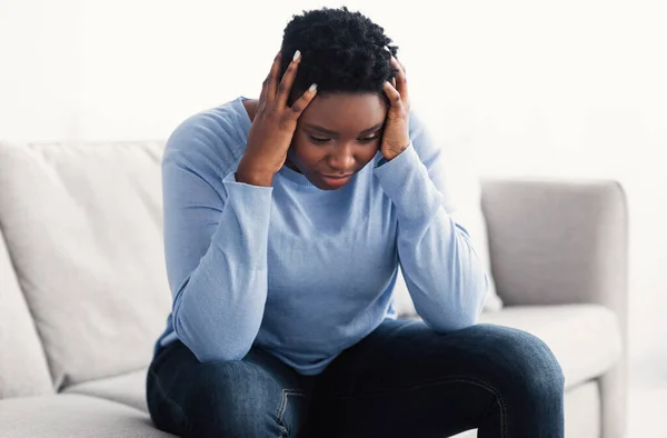 Moe zwarte vrouw aanraken van haar hoofd gevoel van stress — Stockfoto