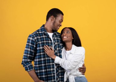 Hassas bir an, genç romantik bir çift eğleniyor, evli insanlar eğleniyor.