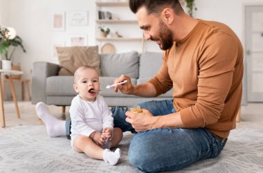 Mutlu Baba Kaşık Besleyen Bebek Evde Yerde Oturuyor