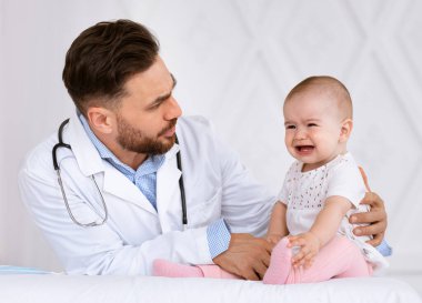 Doktor Klinikte Otururken Bebek Tıbbi Muayenede Ağlıyor