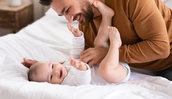 Pai feliz e pequeno bebê brincando juntos ligação em casa — Fotografia de Stock