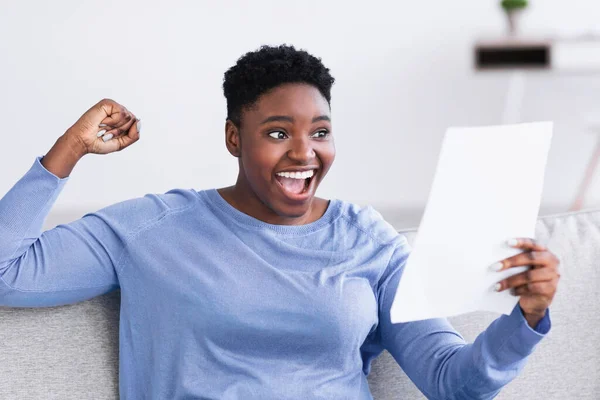 Excitada senhora negra lendo boas notícias em uma carta de papel — Fotografia de Stock