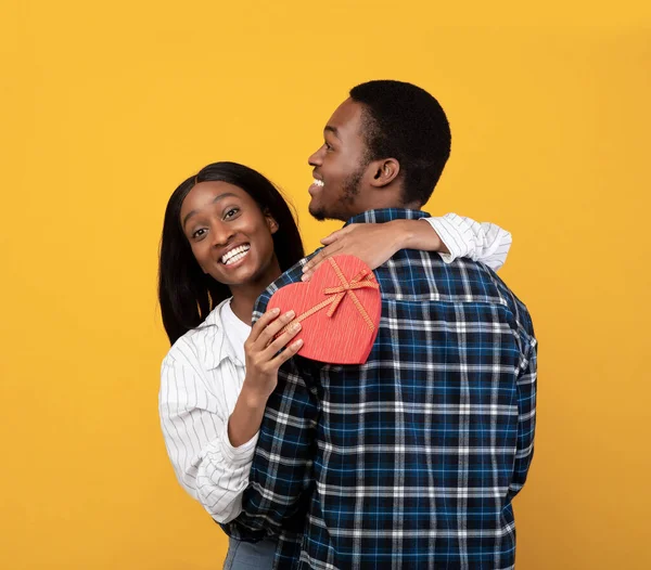 Presente e tempo feliz juntos em férias — Fotografia de Stock