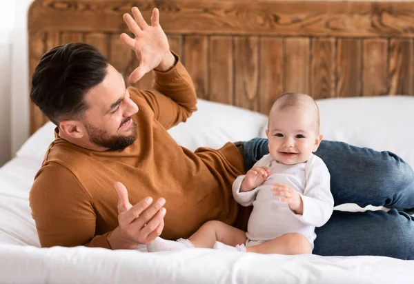 Padre joven acurrucarse y vincularse con bebé niño en casa —  Fotos de Stock