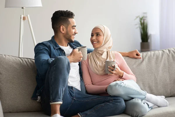 Gli amanti musulmani bevono tè e parlano a casa — Foto Stock