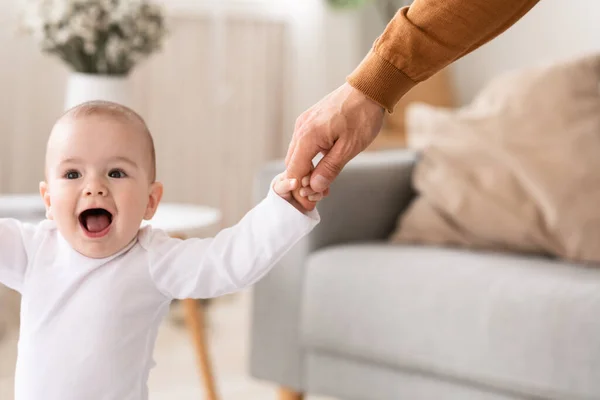 Bebek Tutan Babalar Evde Yürümeyi Öğreniyor — Stok fotoğraf