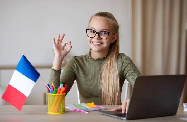 陽気な女の子とともにフランス語ショー大丈夫 — ストック写真