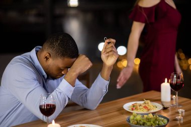 Hayır dedi. Kadın, erkek arkadaşından evlilik teklifini reddediyor ve terk ediyor.