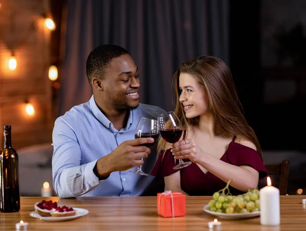 Romantická večeře. Happy Multiracial Pár Oslavy Valentines Day Together, Pití červené víno — Stock fotografie