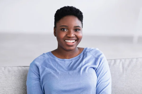 Retrato de una joven afro-americana casual sonriendo con confianza —  Fotos de Stock