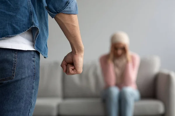 Irritado homem punição punho sobre mulher assustada ou aterrorizada — Fotografia de Stock