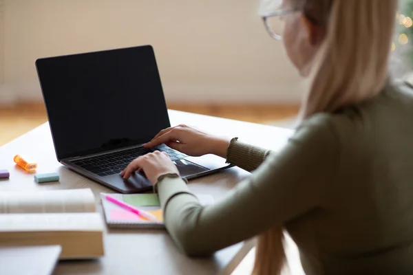 Menina da escola olhando para tela do laptop com tela vazia — Fotografia de Stock