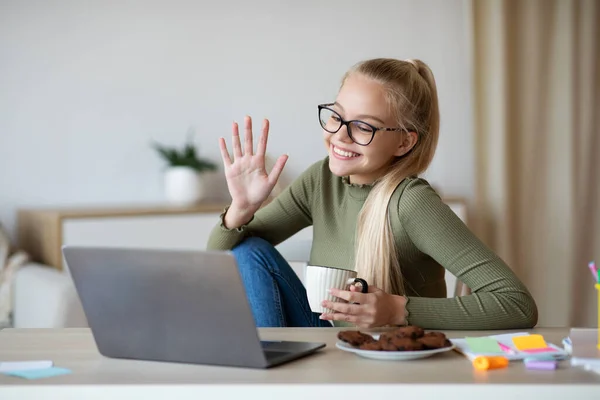 Happy teen girl with tea cup having online chat — Stock Photo, Image