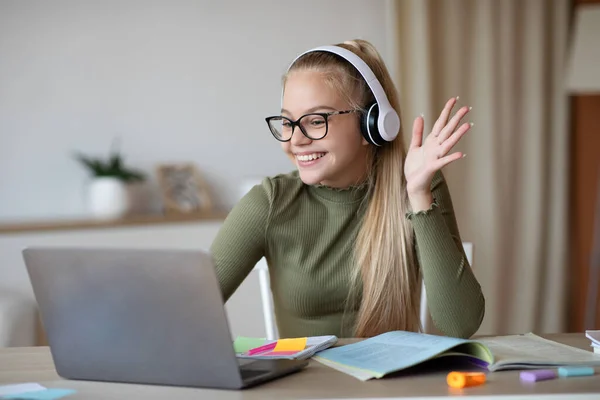 Positivo loira menina adolescente ter vídeo conferência com professor — Fotografia de Stock