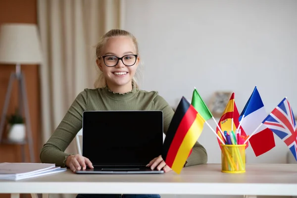 Pozytywny nastolatek dziewczyna pokazując pusty laptop ekran — Zdjęcie stockowe