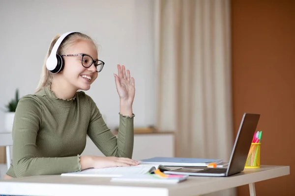 Cute girl nastolatek machanie na ekranie laptopa — Zdjęcie stockowe