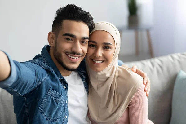 Bello musulmano uomo e donna in hijab prendere selfie — Foto Stock