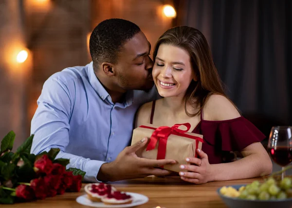 Sevgili Afrikalı erkek arkadaş sevgililer gününde kız arkadaşına romantik bir hediye hazırlıyor. — Stok fotoğraf