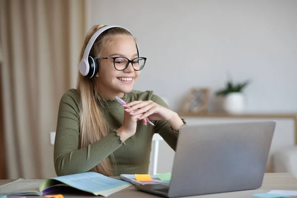 Cute teen girl korzystających z pilota nauki, za pomocą laptopa i słuchawki — Zdjęcie stockowe