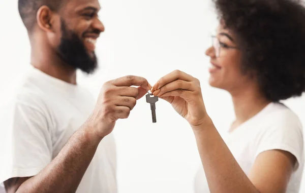 백지 위에서 있는 새 집 열쇠를 쥐고 있는 흑인 부부 — 스톡 사진