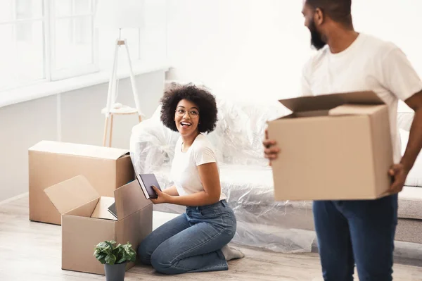 Cônjuges pretos embalagem para uma casa mover caixas de transporte interior — Fotografia de Stock