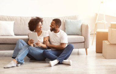 Afrikalı Çiftler Taşındıktan Sonra Yeni Ev 'de Tablet Kullanıyor