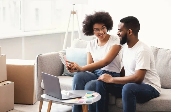 Casal Africano no Laptop Planejamento Renovação Sentado em casa — Fotografia de Stock