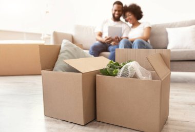 Taşıma Kutuları Yerde Duruyor, Siyah Çift Kapalı Kapalı Tablet Kullanıyor