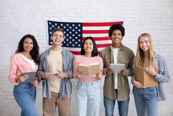 Digitale gadgets en boeken voor leren op afstand Engels — Stockfoto