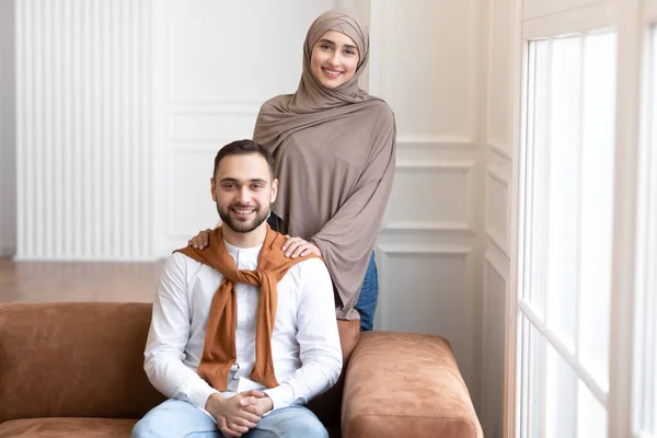 Jovem alegre família muçulmana casal posando em casa — Fotografia de Stock