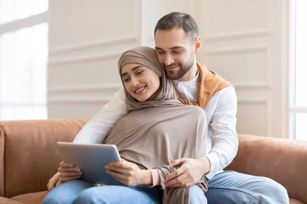 Muslimisches Paar schaut Film auf Tablet-Sofa zu Hause — Stockfoto