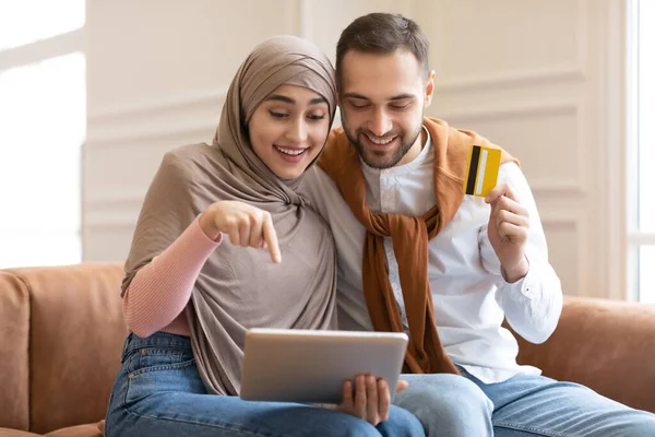 Entusiasmado Casal Muçulmano Compras Online Com Tablet Digital Em Casa — Fotografia de Stock