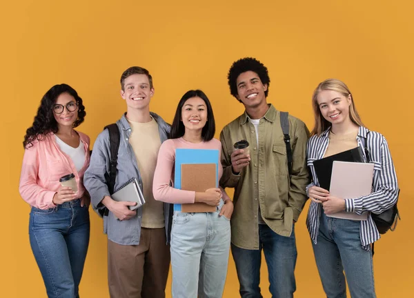 Estudantes modernos de diferentes países e programa de intercâmbio — Fotografia de Stock