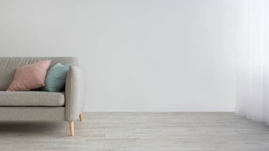 Minimal iç mekanda ve aydınlık evde