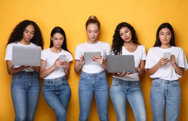 Modern Gadget Kullanan Beş Farklı Kadın İnternet Taraması, Sarı Arkaplan